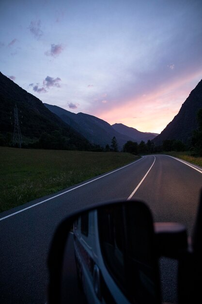 Reisen Sie mit dem Auto in das Morgendämmerungskonzept