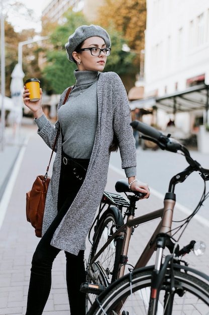 Kostenloses Foto reisen sie mit dem fahrrad durch die stadt und trinken sie kaffee