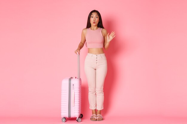 Reisen, Urlaub und Urlaubskonzept. Dummes und niedliches asiatisches Mädchen in der Sommerkleidung, die Freundinnen im Flughafen trifft