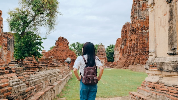 Reisende asiatische Frau, die Ferienreise in Ayutthaya, Thailand verbringt