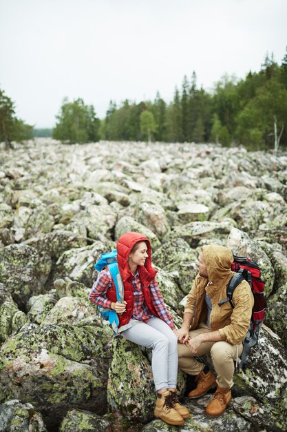 Reisende auf Felsen sprechen