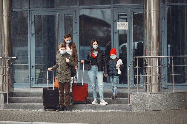 Reisende, die den Flughafen verlassen, tragen Schutzmasken