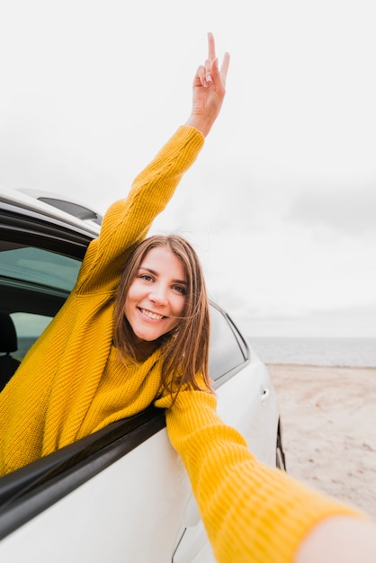 Reisende Frau, die ein selfie im Auto nimmt