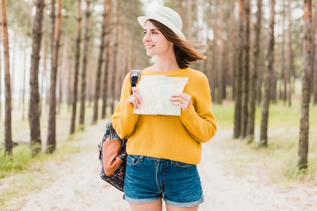 Kostenloses Foto reisende frau, die weg schaut