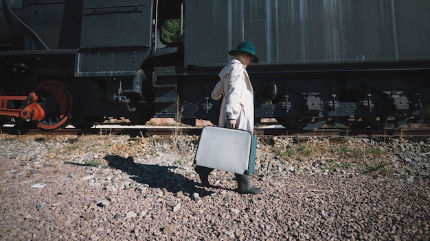 Reisende Frau, die zum Zug geht