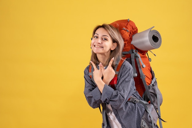 Reisende Frau mit strahlendem Lächeln mit rotem Rucksack