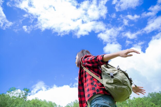 Reisende, junge Frauen, schauen auf die atemberaubenden Berge und Wälder, Reiselust-Ideen, Raum für Botschaften, großartige Momente der Atmosphäre.