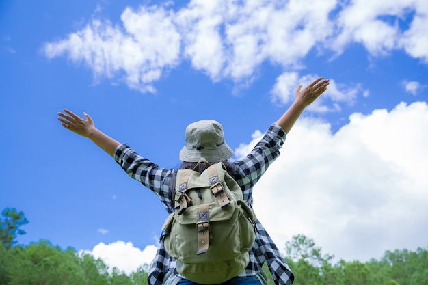 Reisende, junge Frauen, schauen sich die erstaunlichen Berge und Wälder an, lassen sich von Reiselust inspirieren,