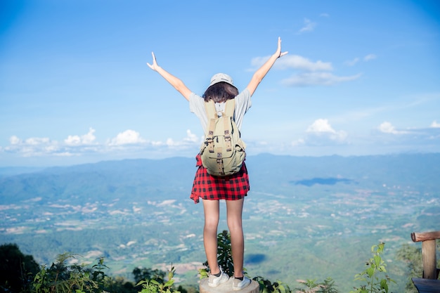 Reisende, junge Frauen, schauen sich die erstaunlichen Berge und Wälder an, lassen sich von Reiselust inspirieren,