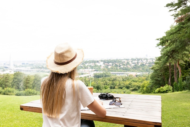 Kostenloses Foto reisender an der bank von hinten