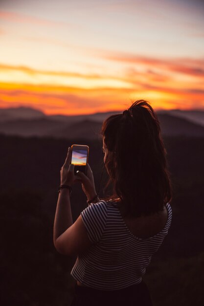 Reisender, der eine Fotografie des Sonnenuntergangs macht