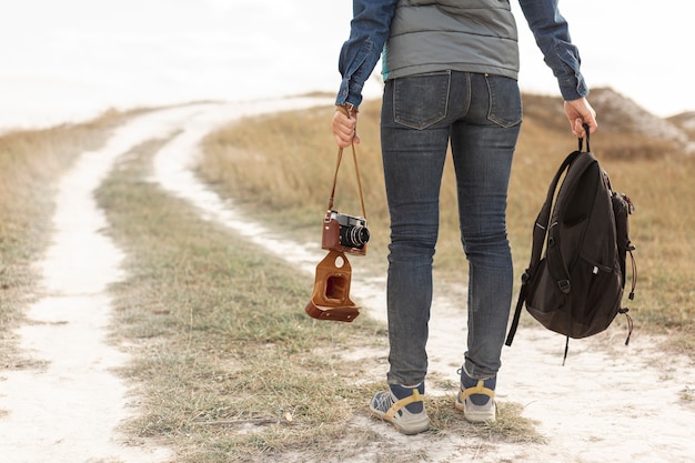 Reisender der hinteren Ansicht, der Rucksack hält