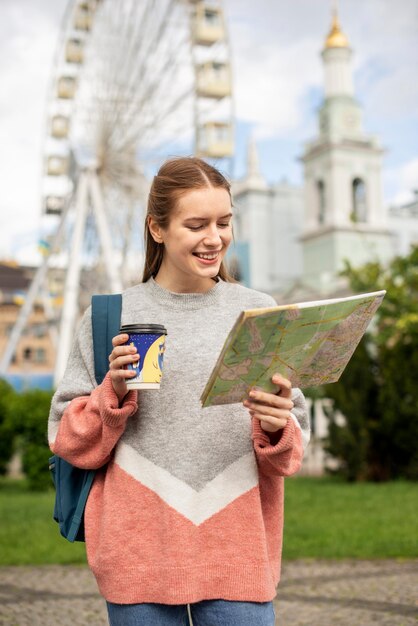 Reisender im Park und Riesenrad dahinter