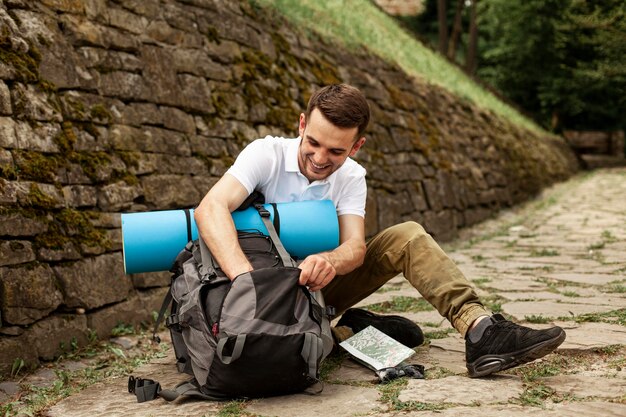 Reisender macht seinen Rucksack