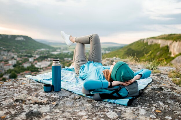 Reisender mit Mütze, die sich im Freien entspannt