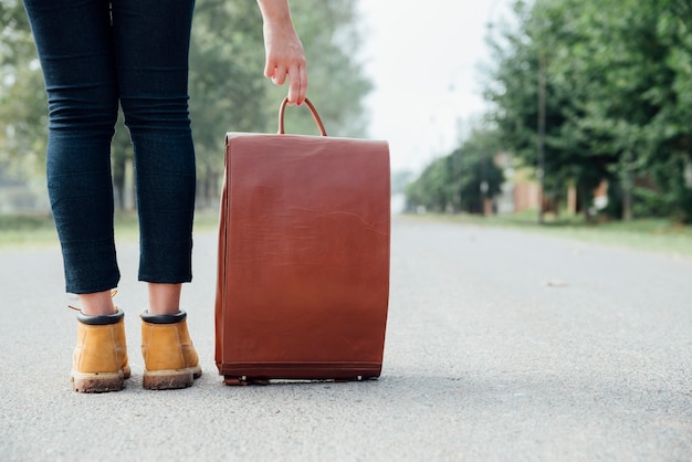 Reisender mit Weinleserucksack auf der Straße