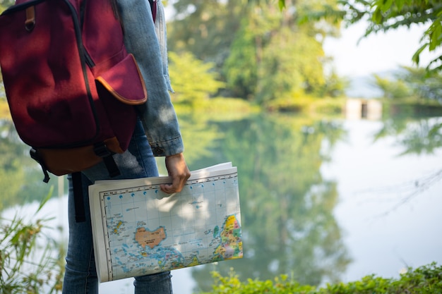 Kostenloses Foto reisendes mädchen sucht die richtige richtung auf der karte direction