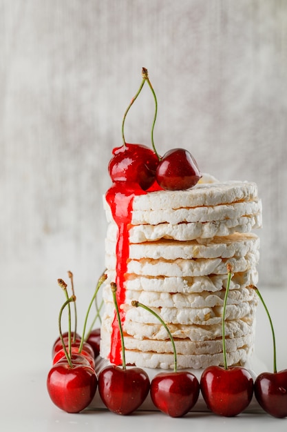 Reiskuchen mit kirschen und sauce