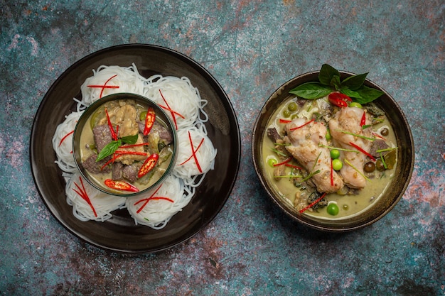 Kostenloses Foto reisnudeln, hühnchen-grün-curry, kokosmilch-thai-essen.