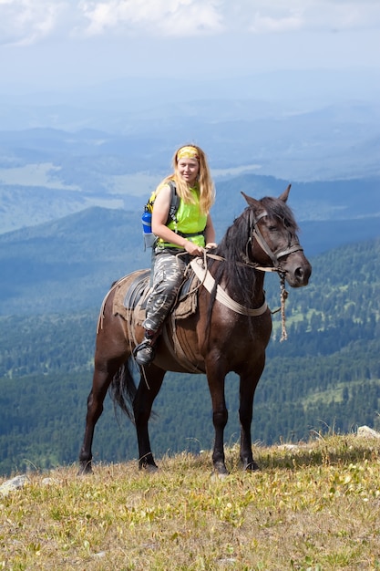 Kostenloses Foto reiter zu pferd in den bergen