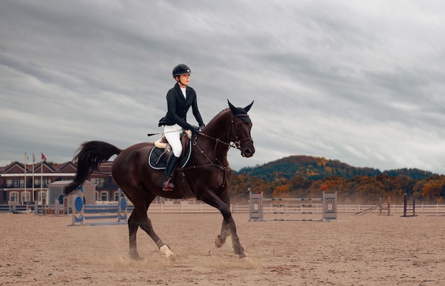 Kostenloses Foto reitsport junges mädchen reitet auf pferd auf meisterschaft