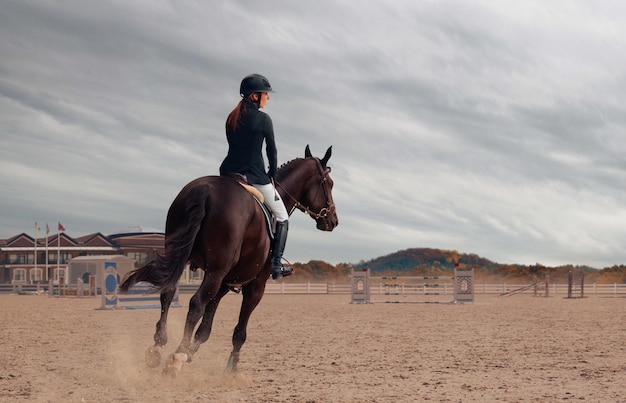 Reitsport Junges Mädchen reitet auf Pferd auf Meisterschaft