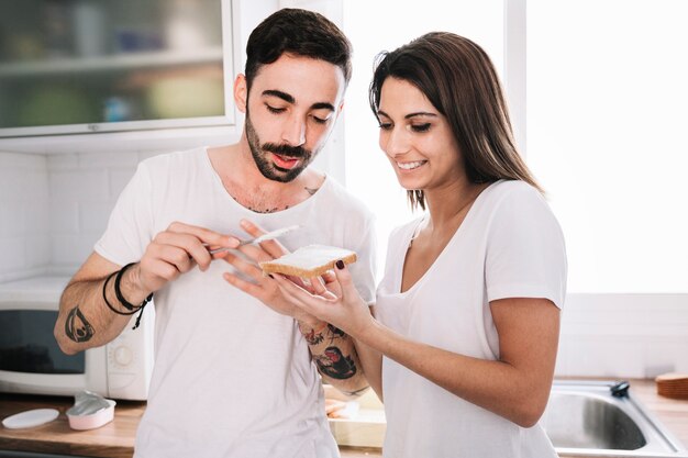 Reizend Paare, die Toast zusammen machen