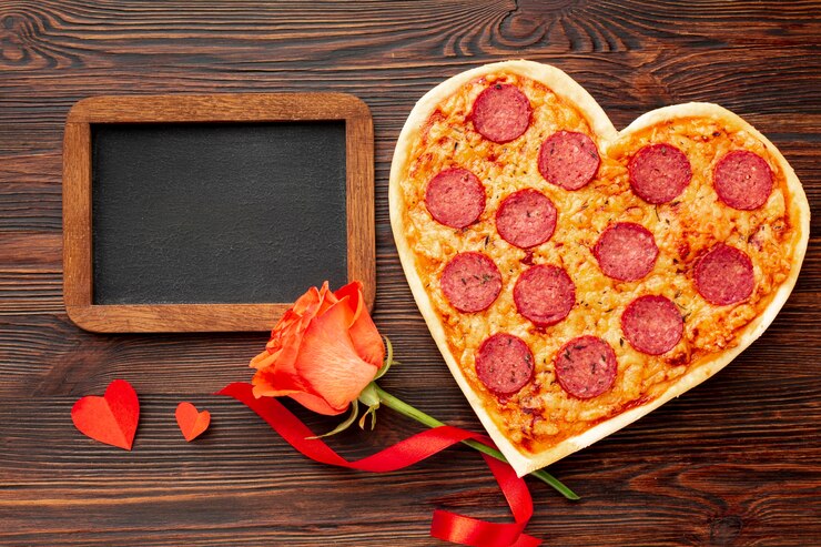 Kostenlose Foto reizende anordnung für valentinstagabendessen mit tafel