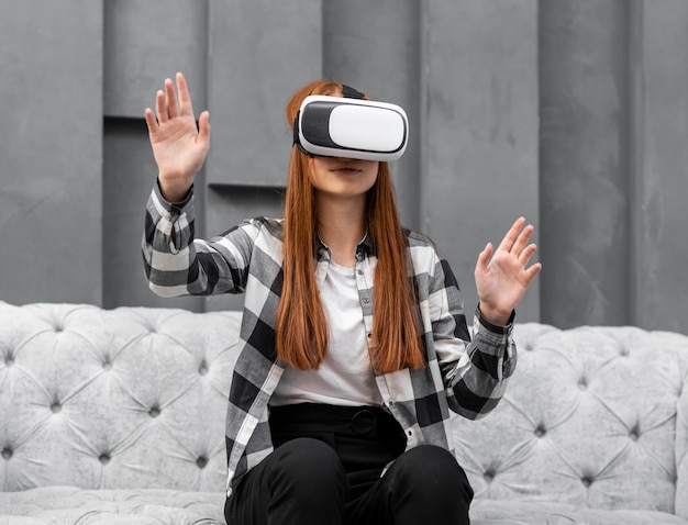 Reizende frau, die mit vr gläsern spielt