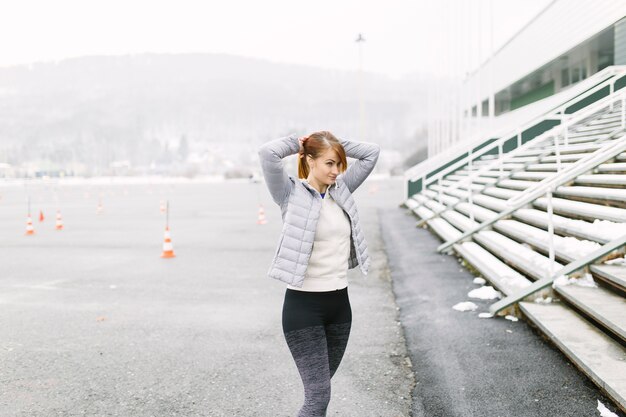 Reizende Frau, die Pferdeschwanz während des Trainings macht