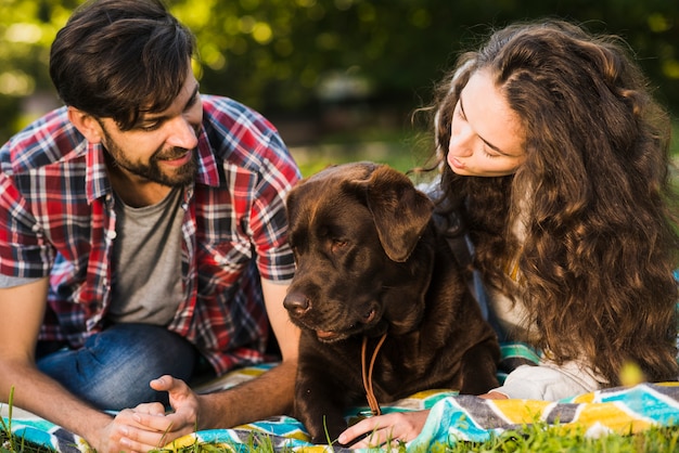 Kostenloses Foto reizende junge paare mit ihrem hund im garten