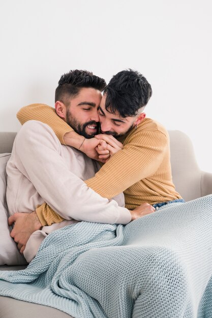 Reizende junge romantische homosexuelle Paare, die sich umfassen