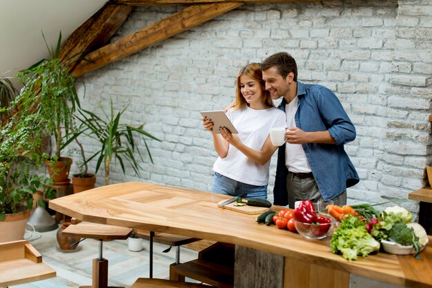 Paare Die Zusammen Lebensmittel In Der Kuche Kochen Kostenlose Foto