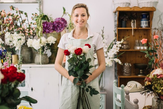 Reizender Florist, der mit Blumenstrauß aufwirft