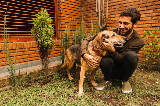 Kostenloses Foto reizender hund, der im garten aufwirft