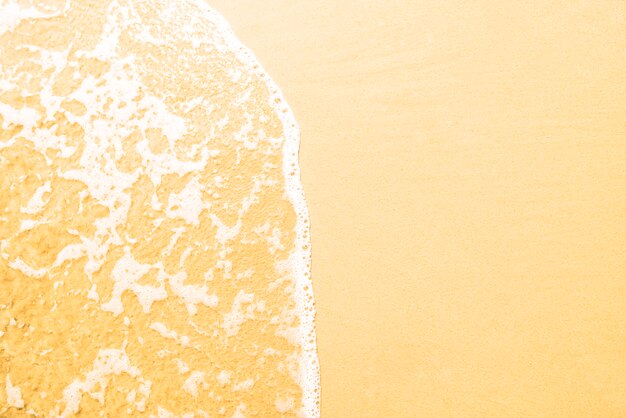 Reizender Strandhintergrund mit Wellen und Kopienraum