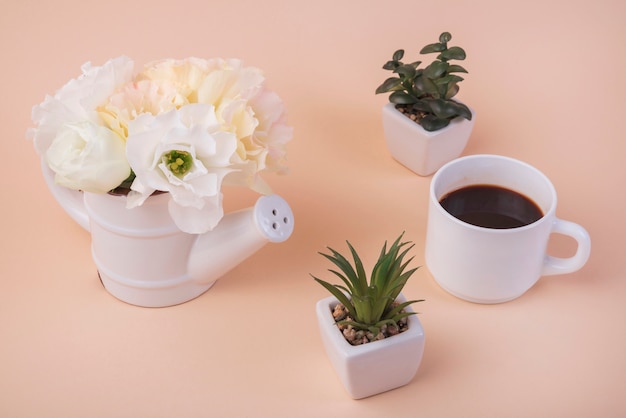 Reizendes Blumenkonzept mit Kaffeetasse