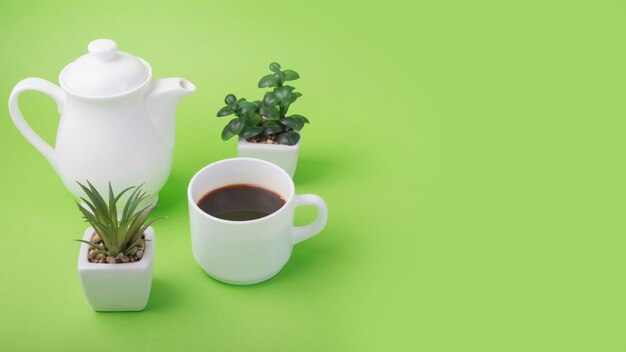 Reizendes Blumenkonzept mit Kaffeetasse