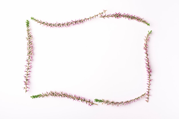 Reizendes Blumenkonzept mit Rahmenform