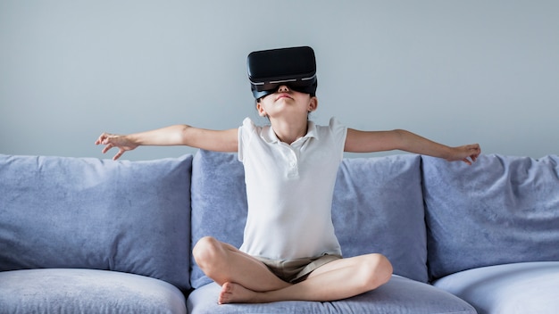 Reizendes kleines Mädchen, das Spaß mit Gläsern der virtuellen Realität hat