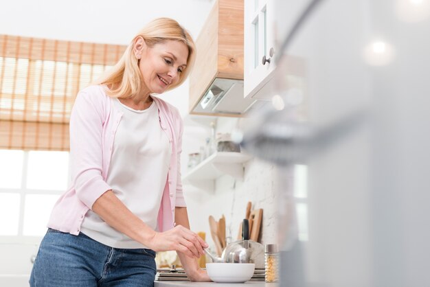 Reizendes Umhüllungsfrühstück der reifen Frau zu Hause