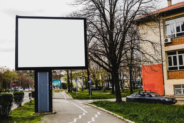 Kostenloses Foto reklametafel vor wohngebäude in der stadt