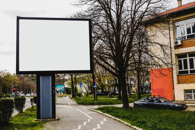 Reklametafel vor Wohngebäude in der Stadt