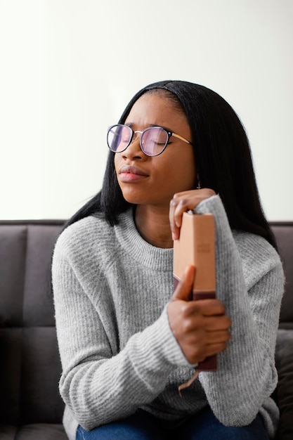 Kostenloses Foto religiöse frau, die ein buch hält