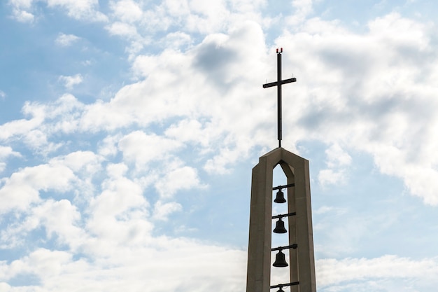 Religiöses Denkmal mit Kreuz