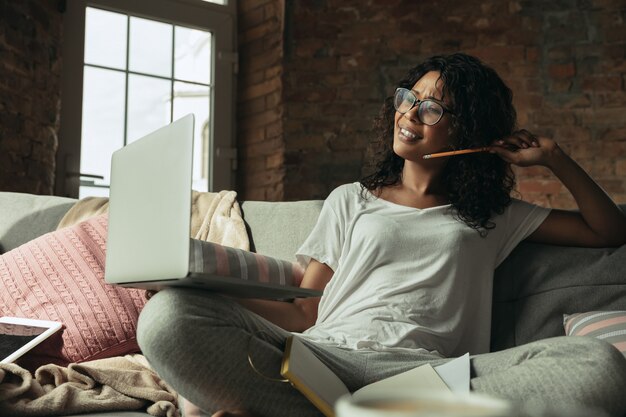 Remote-Büro, zu Hause arbeiten, freiberufliches Konzept