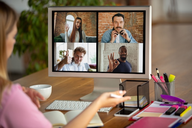 Remote-Meeting. Frau, die von zu Hause aus während des Coronavirus- oder COVID-19-Quarantäne-, Fernbürokonzepts arbeitet.