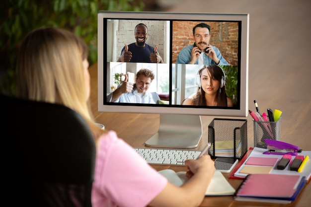 Remote-Meeting. Frau, die von zu Hause aus während des Coronavirus- oder COVID-19-Quarantäne-, Fernbürokonzepts arbeitet.