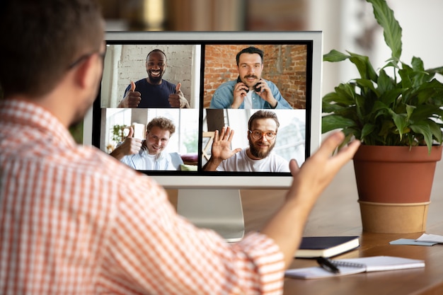 Remote-Meeting. Mann, der von zu Hause während des Coronavirus- oder COVID-19-Quarantäne-, Fernbürokonzepts arbeitet.