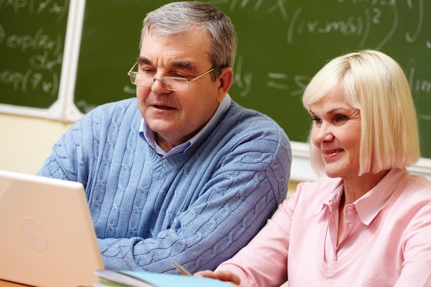 Kostenloses Foto rentnerehepaar in der schule studieren